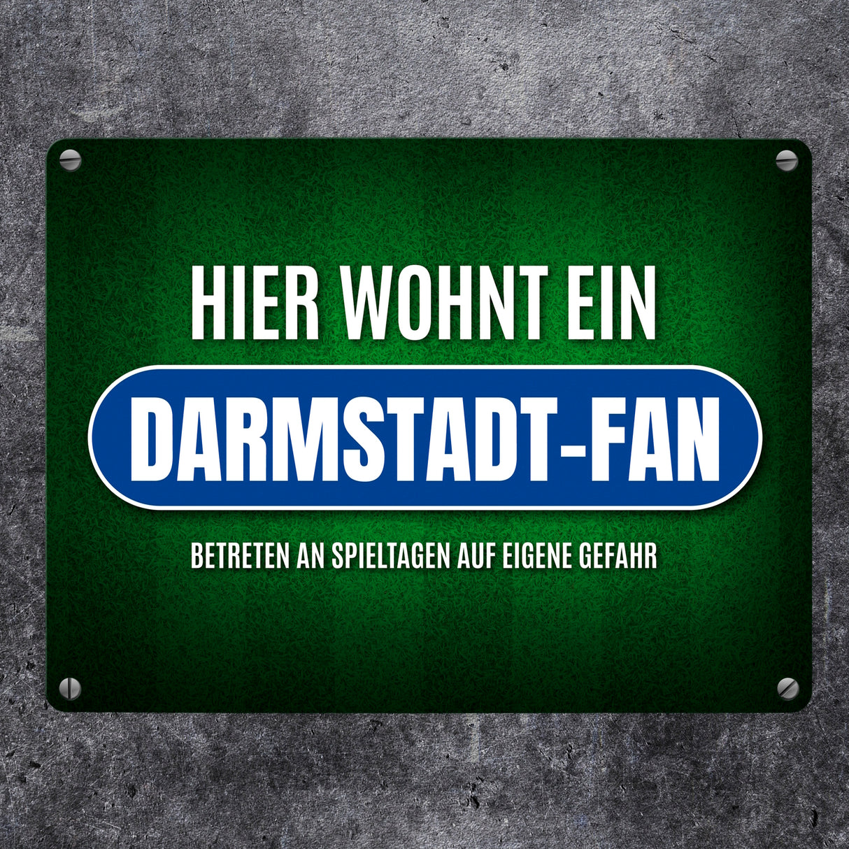 Hier wohnt ein Darmstadt-Fan Metallschild mit Rasen Motiv