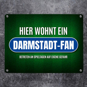 Hier wohnt ein Darmstadt-Fan Metallschild mit Rasen Motiv