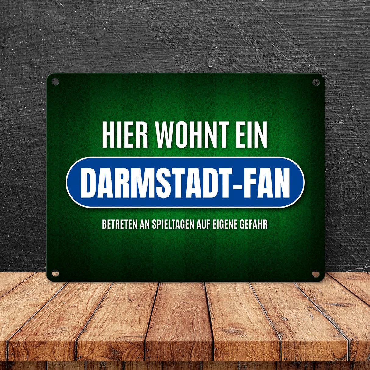 Hier wohnt ein Darmstadt-Fan Metallschild mit Rasen Motiv