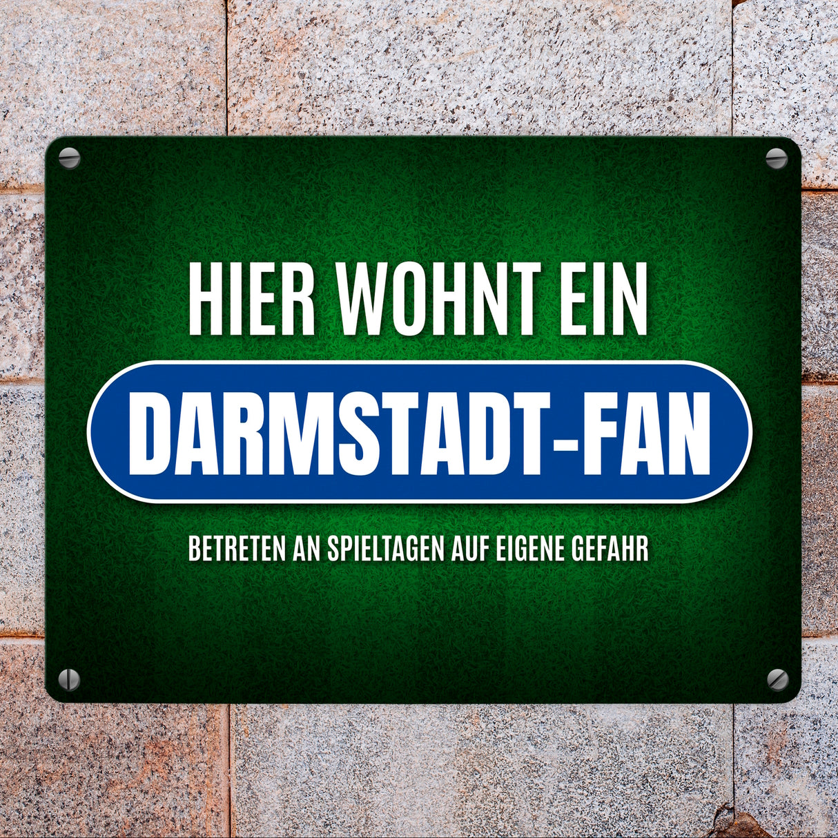 Hier wohnt ein Darmstadt-Fan Metallschild mit Rasen Motiv