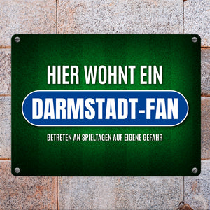 Hier wohnt ein Darmstadt-Fan Metallschild mit Rasen Motiv