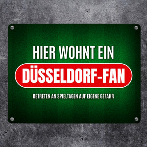 Hier wohnt ein Düsseldorf-Fan Metallschild mit Rasen Motiv