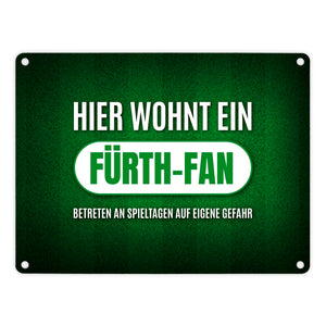 Hier wohnt ein Fürth-Fan Metallschild mit Rasen Motiv
