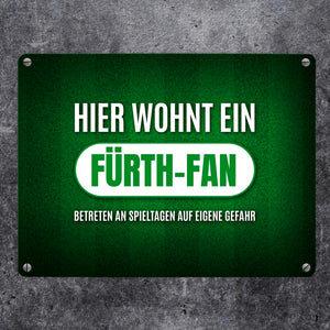 Hier wohnt ein Fürth-Fan Metallschild mit Rasen Motiv