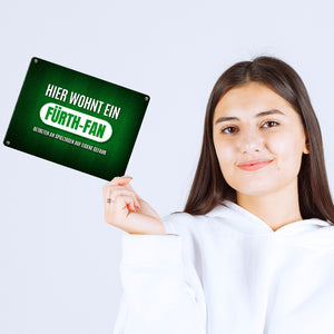 Hier wohnt ein Fürth-Fan Metallschild mit Rasen Motiv