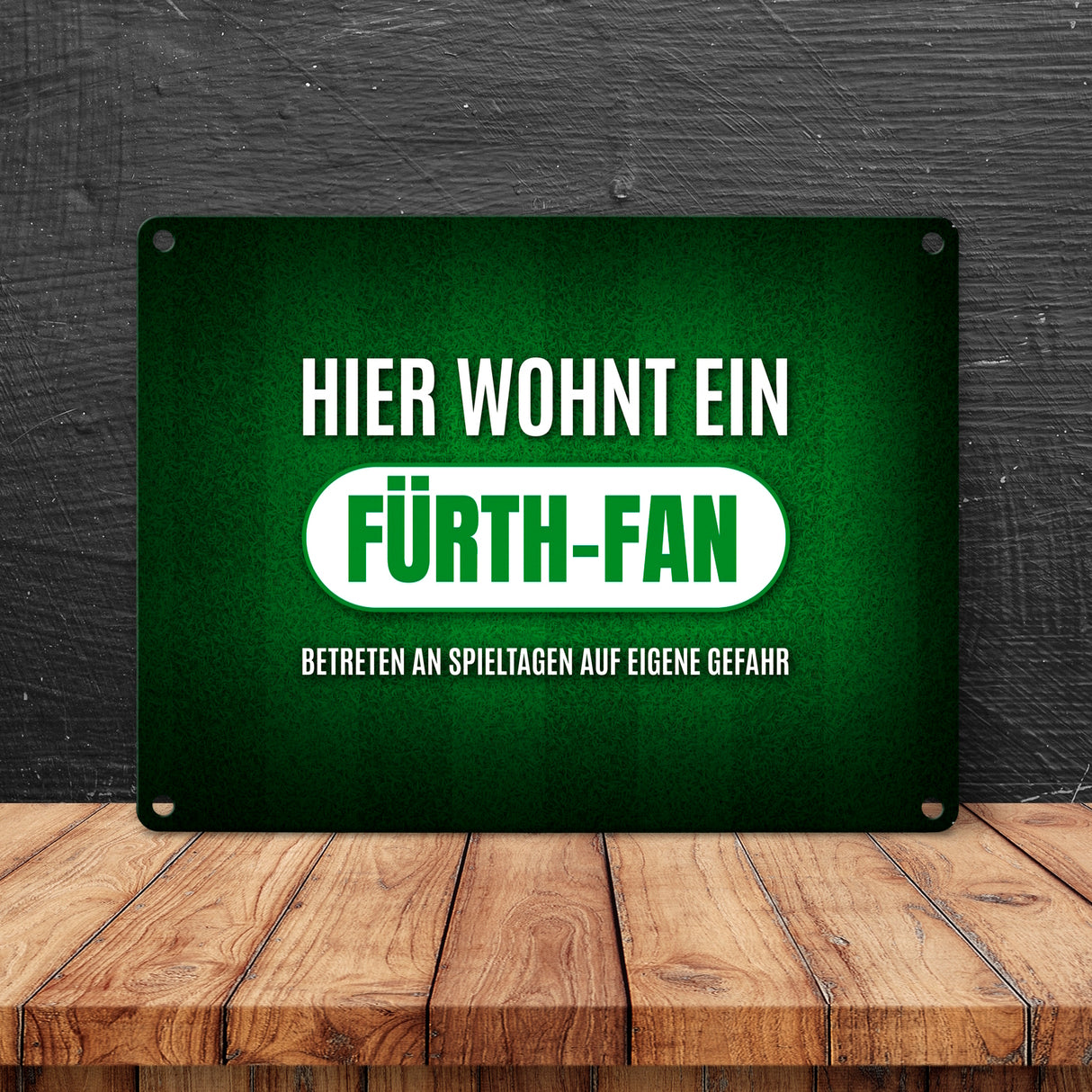 Hier wohnt ein Fürth-Fan Metallschild mit Rasen Motiv