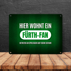 Hier wohnt ein Fürth-Fan Metallschild mit Rasen Motiv