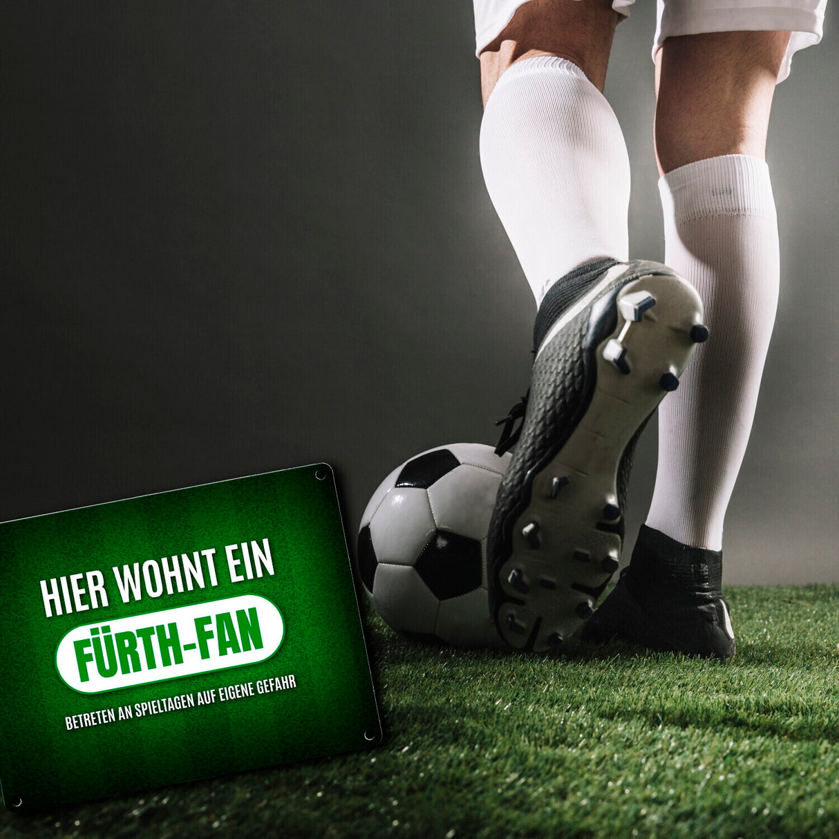 Hier wohnt ein Fürth-Fan Metallschild mit Rasen Motiv