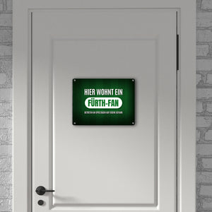 Hier wohnt ein Fürth-Fan Metallschild mit Rasen Motiv