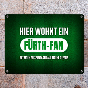 Hier wohnt ein Fürth-Fan Metallschild mit Rasen Motiv