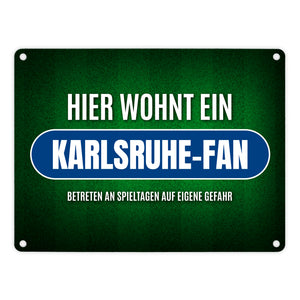 Hier wohnt ein Karlsruhe-Fan Metallschild mit Rasen Motiv