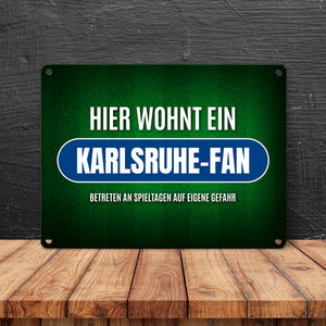 Hier wohnt ein Karlsruhe-Fan Metallschild mit Rasen Motiv