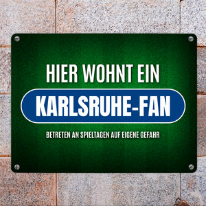 Hier wohnt ein Karlsruhe-Fan Metallschild mit Rasen Motiv