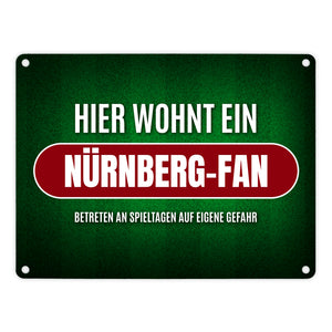 Hier wohnt ein Nürnberg-Fan Metallschild mit Rasen Motiv
