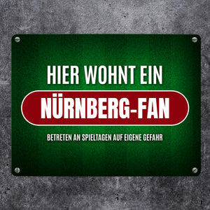Hier wohnt ein Nürnberg-Fan Metallschild mit Rasen Motiv