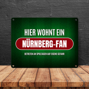 Hier wohnt ein Nürnberg-Fan Metallschild mit Rasen Motiv
