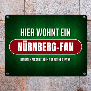Hier wohnt ein Nürnberg-Fan Metallschild mit Rasen Motiv