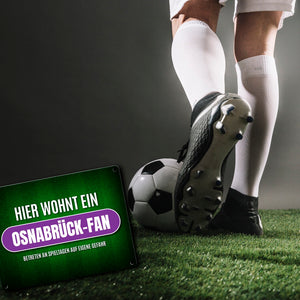 Hier wohnt ein Osnabrück-Fan Metallschild mit Rasen Motiv