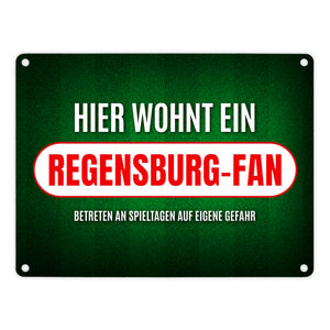 Hier wohnt ein Regensburg-Fan Metallschild mit Rasen Motiv
