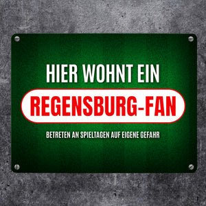 Hier wohnt ein Regensburg-Fan Metallschild mit Rasen Motiv