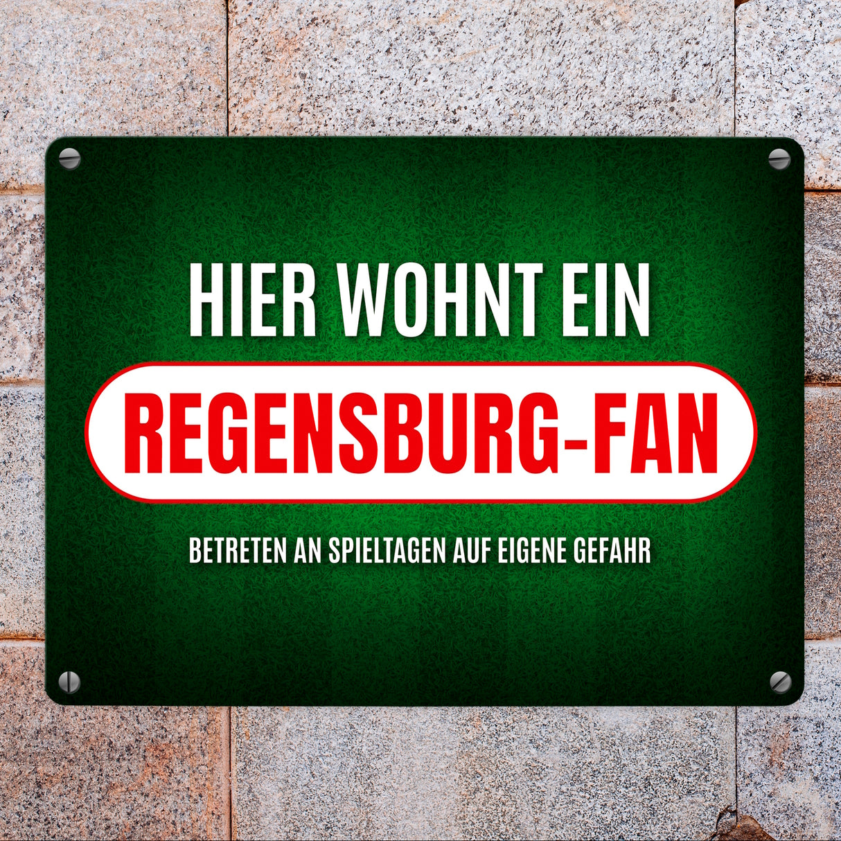 Hier wohnt ein Regensburg-Fan Metallschild mit Rasen Motiv