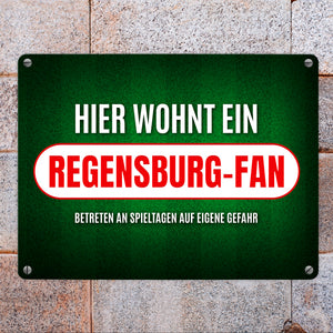 Hier wohnt ein Regensburg-Fan Metallschild mit Rasen Motiv