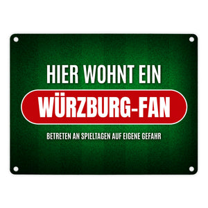 Hier wohnt ein Würzburg-fan Metallschild mit Rasen Motiv