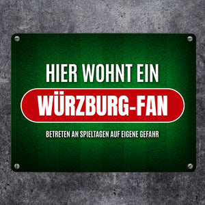 Hier wohnt ein Würzburg-fan Metallschild mit Rasen Motiv