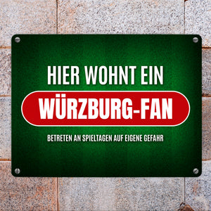 Hier wohnt ein Würzburg-fan Metallschild mit Rasen Motiv
