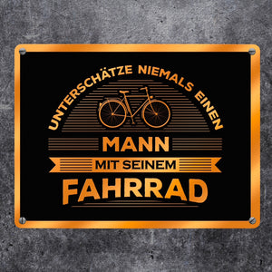 Unterschätze nie jemanden mit seinem Fahrrad Metallschild - Rad Hobby Sport bike Mountainbike Rennrad Opa papa Junge