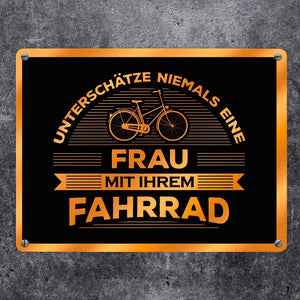 Unterschätze nie eine Frau mit ihrem Fahrrad Metallschild