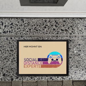 Hier wohnt ein Social Distance Experte Fußmatte mit Gamer-Motiv