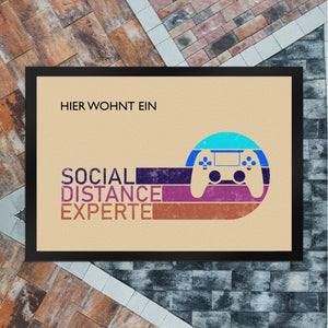 Hier wohnt ein Social Distance Experte Fußmatte mit Gamer-Motiv