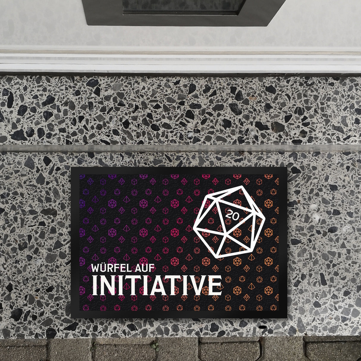 Tabletop Fußmatte mit Würfelmuster und Spruch: Würfel auf Initiative