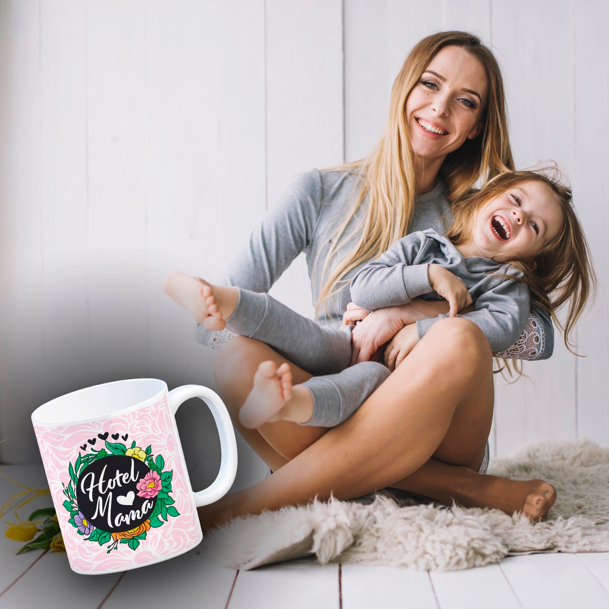 Hotel Mama Tasse mit floralen Mustern und Aufschriften