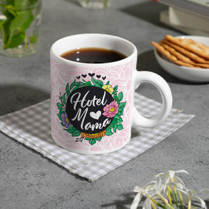 Hotel Mama Tasse mit floralen Mustern und Aufschriften