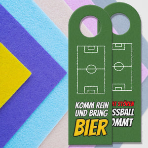 Türhänger in grasgrün mit Fußballfeld Nicht Stören - Komm rein und bring Bier
