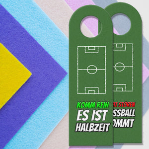 Türhänger in grasgrün mit Fußballfeld Nicht Stören - Komm rein es ist Halbzeit