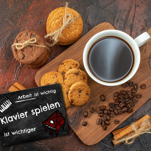 Klavier spielen Metallschild - Arbeit ist wichtig Klavierspielen ist wichtiger