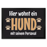 Hier wohnt ein Hund mit seinem Personal Fußmatte