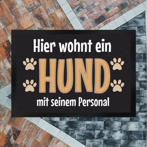 Hier wohnt ein Hund mit seinem Personal Fußmatte