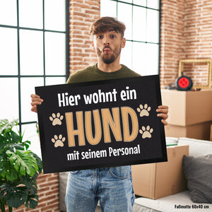 Hier wohnt ein Hund mit seinem Personal Fußmatte