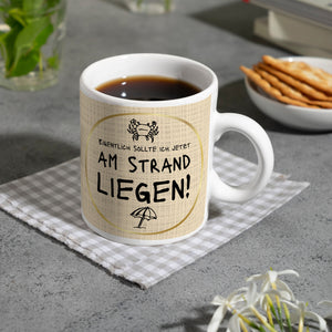 Eigentlich sollte ich jetzt am Strand liegen Kaffeebecher