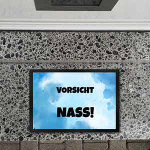Vorsicht Nass! Fussmatte mit Tropfen oder Wasserpfütze