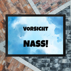Vorsicht Nass! Fussmatte mit Tropfen oder Wasserpfütze