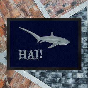Hai Fußmatte in 35x50 cm mit grauen Hai auf dunkelblauem Hintergrund
