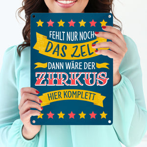 Fehlt nur noch das Zelt, dann wäre der Zirkus hier komplett Metallschild mit buntem Zirkusdesign