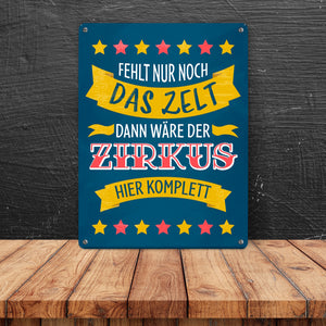 Fehlt nur noch das Zelt, dann wäre der Zirkus hier komplett Metallschild mit buntem Zirkusdesign