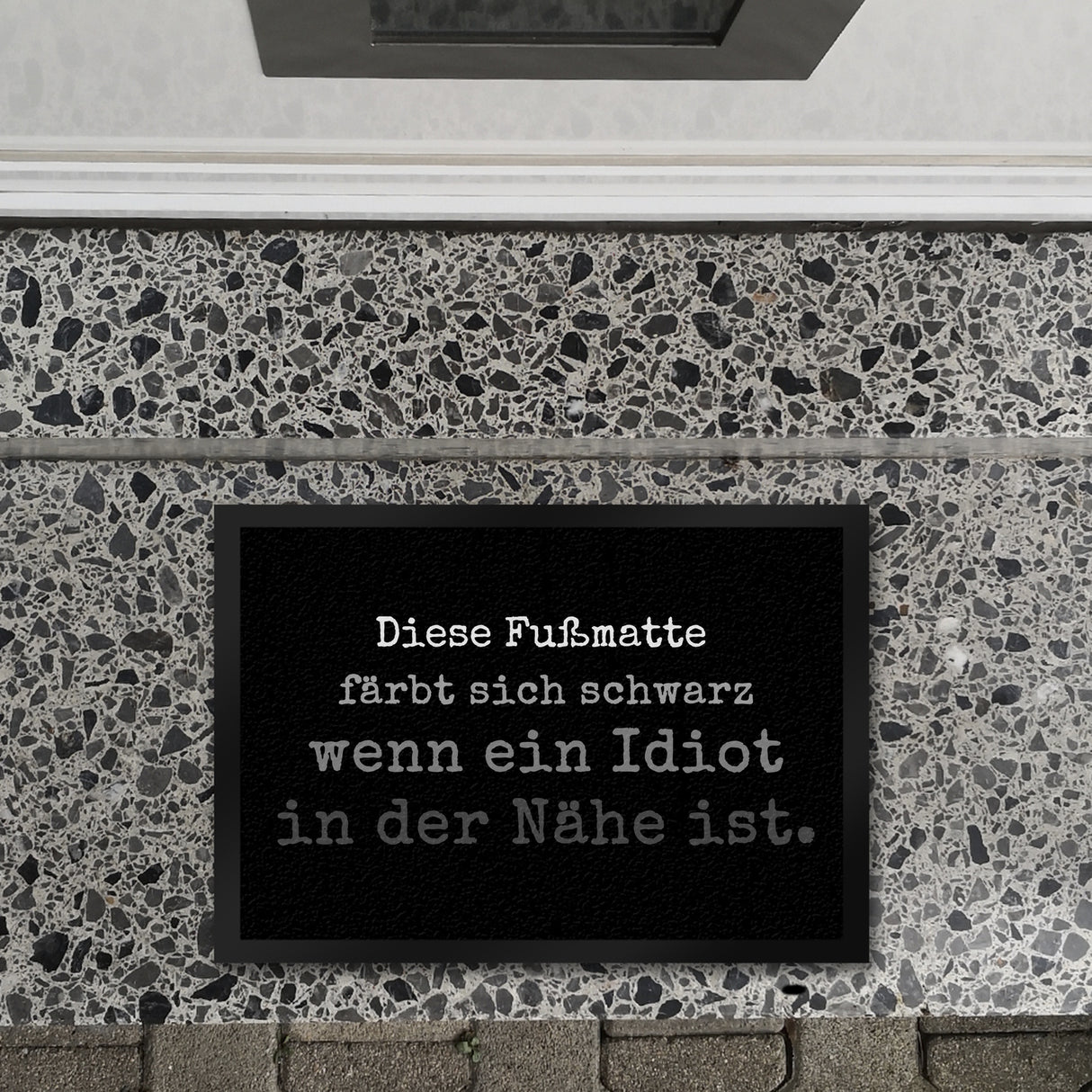 Diese Fußmatte färbt sich schwarz wenn ein Idiot in der Nähe ist