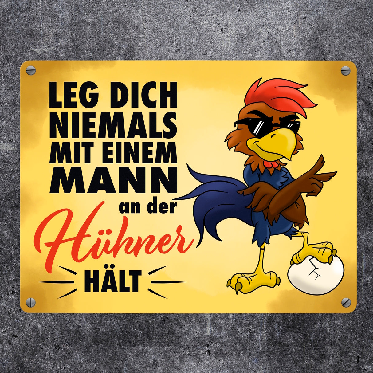Leg dich niemals mit einem Mann an der Hühner hält - Metallschild mit lässigem Cartoon-Hahn
